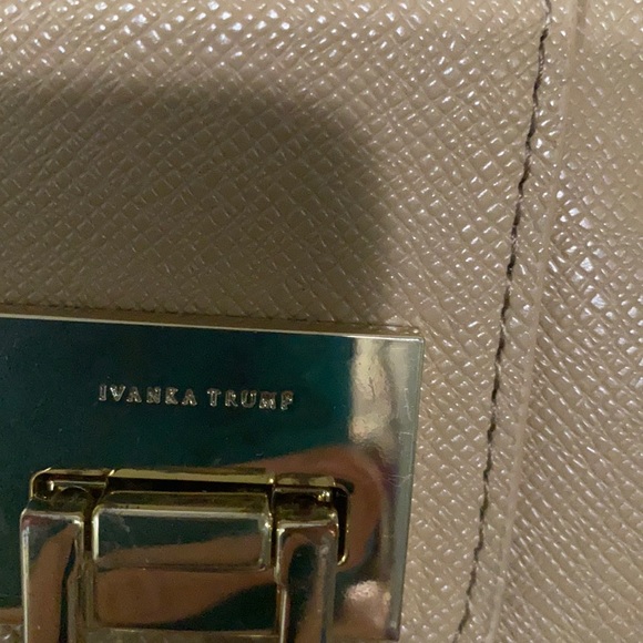 NEW IVANKA TRUMP TAN LARGE LEATHER HANDBAG WITH REMOVABLE SHOULDER STRAP - Picture 9 of 14